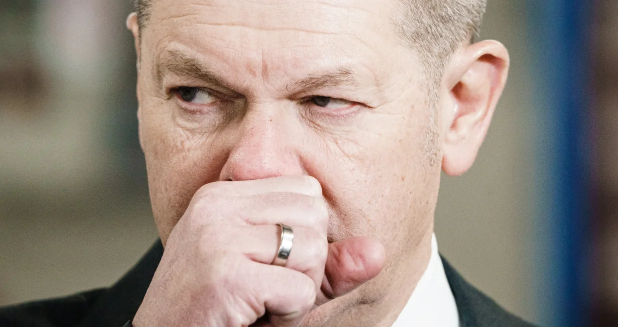 epa10373810 German Chancellor Olaf Scholz during a visit to the BMW Group motorcycle plant in Berlin, Germany, 19 December 2022. German Chancellor Olaf Scholz paid a joint visit with Berlin Governing Mayor Franziska Giffey to the BMW Group motorcycle plant in order to get informed about labor training in the industry and innovative electromobility. EPA/CLEMENS BILAN/POOL/Clemens Bilan/Pool