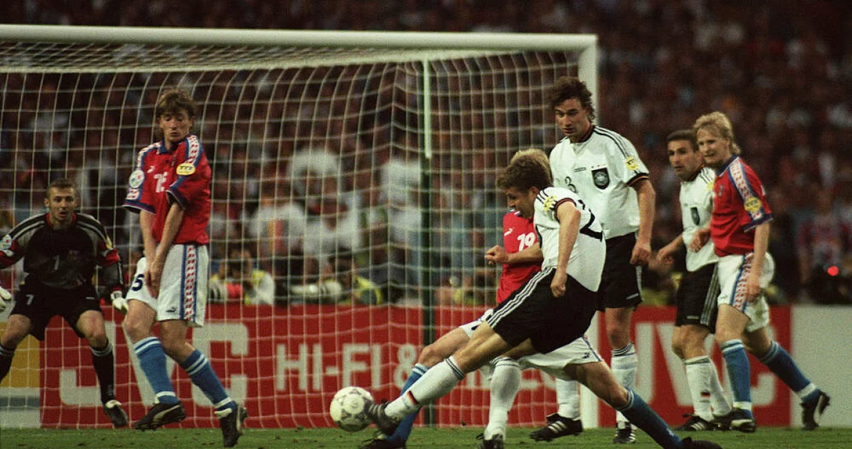 Oliver Bierhoff pogađa za treći naslov evropskog prvaka Njemačke