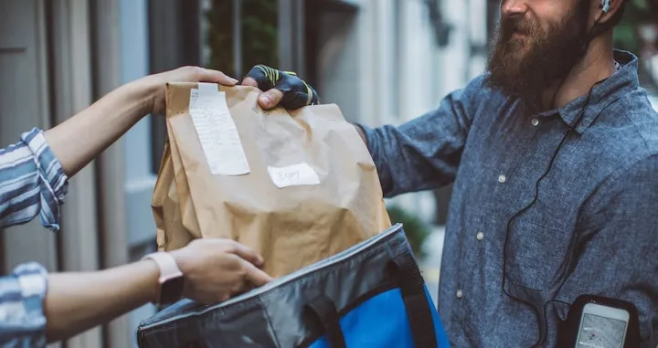 dostava dostavljanje hrane dostavljač/