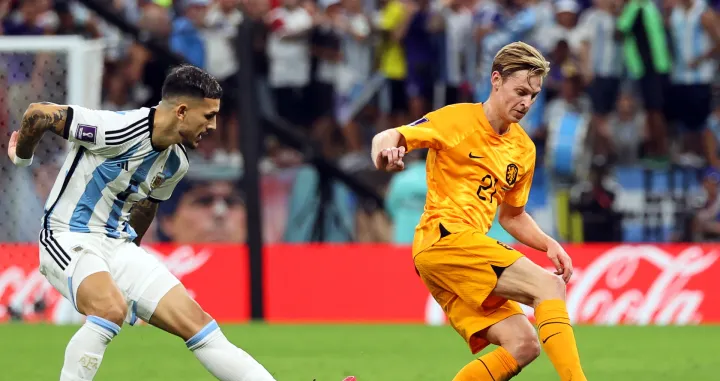 epa10358058 Frenkie de Jong (R) of the Netherlands in action against Leandro Paredes (L) of Argentina during the FIFA World Cup 2022 quarter final soccer match between the Netherlands and Argentina at Lusail Stadium in Lusail, Qatar, 09 December 2022. EPA/Mohamed Messara