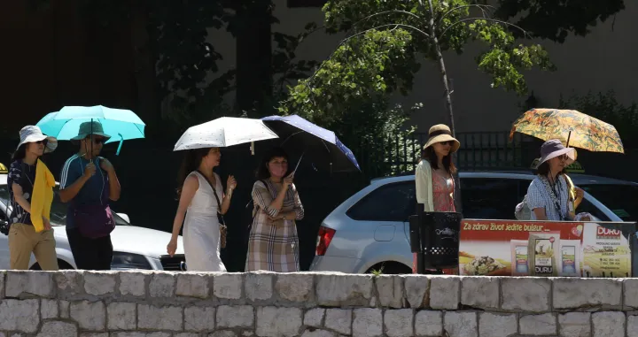 Turisti baščaršija ljeto kišobrani, lepeza, voda./