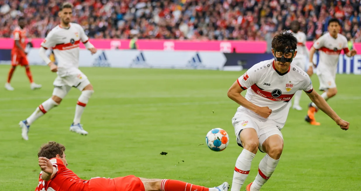 epa09934233 Bayern's Thomas Mueller (L) and Stuttgart's Hiroki Ito (R) in action during the German Bundesliga soccer match between FC Bayern Muenchen and VfB Stuttgart in Munich, Germany, 08 May 2022. EPA/RONALD WITTEK CONDITIONS - ATTENTION: The DFL regulations prohibit any use of photographs as image sequences and/or quasi-video.