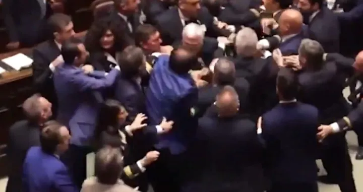 Haos u talijanskom parlamentu/ tuča, parlament italije/PrtSc/