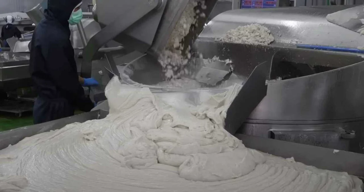 pravljenje smrznutih rakovih štapića/