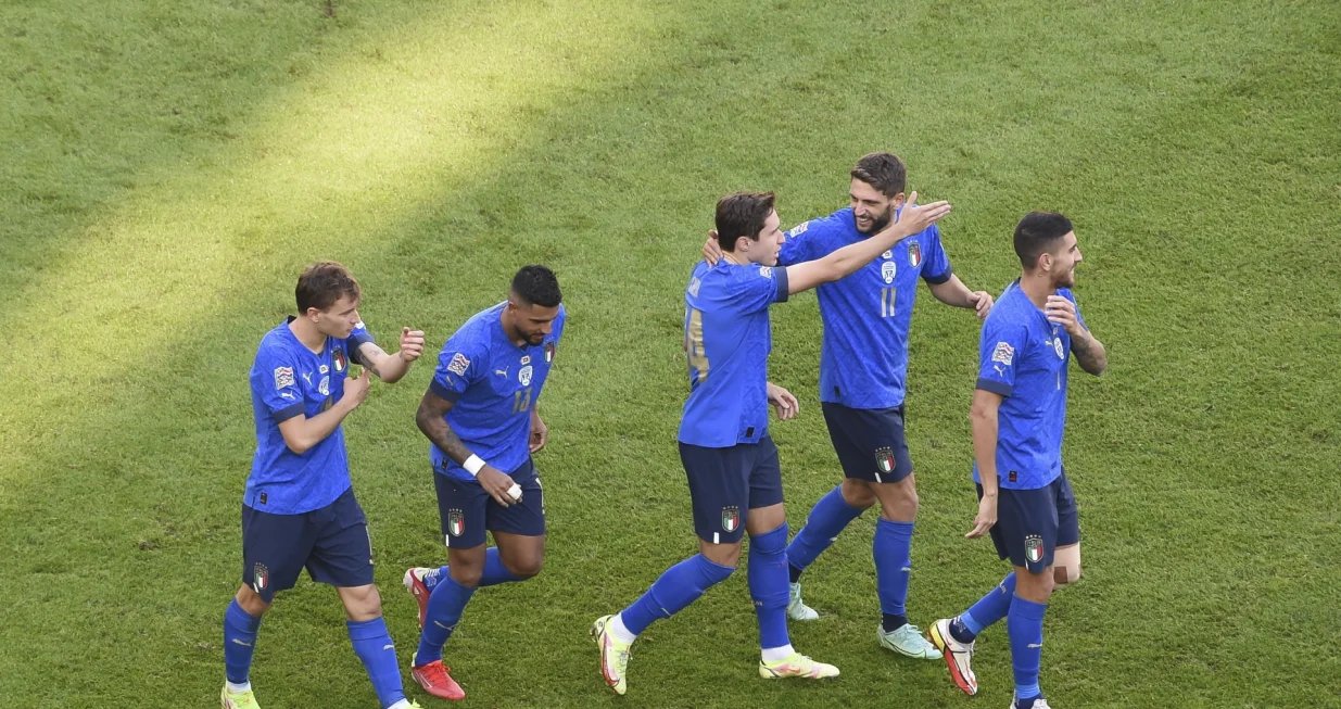 epa09516712 Nicolo Barella (L) of Italy celebrates with teammates after scoring the 1-0 goal during the UEFA Nations League third place soccer match between Italy and Belgium in Turin, Italy, 10 October 2021. EPA/Massimo Rana/POOL