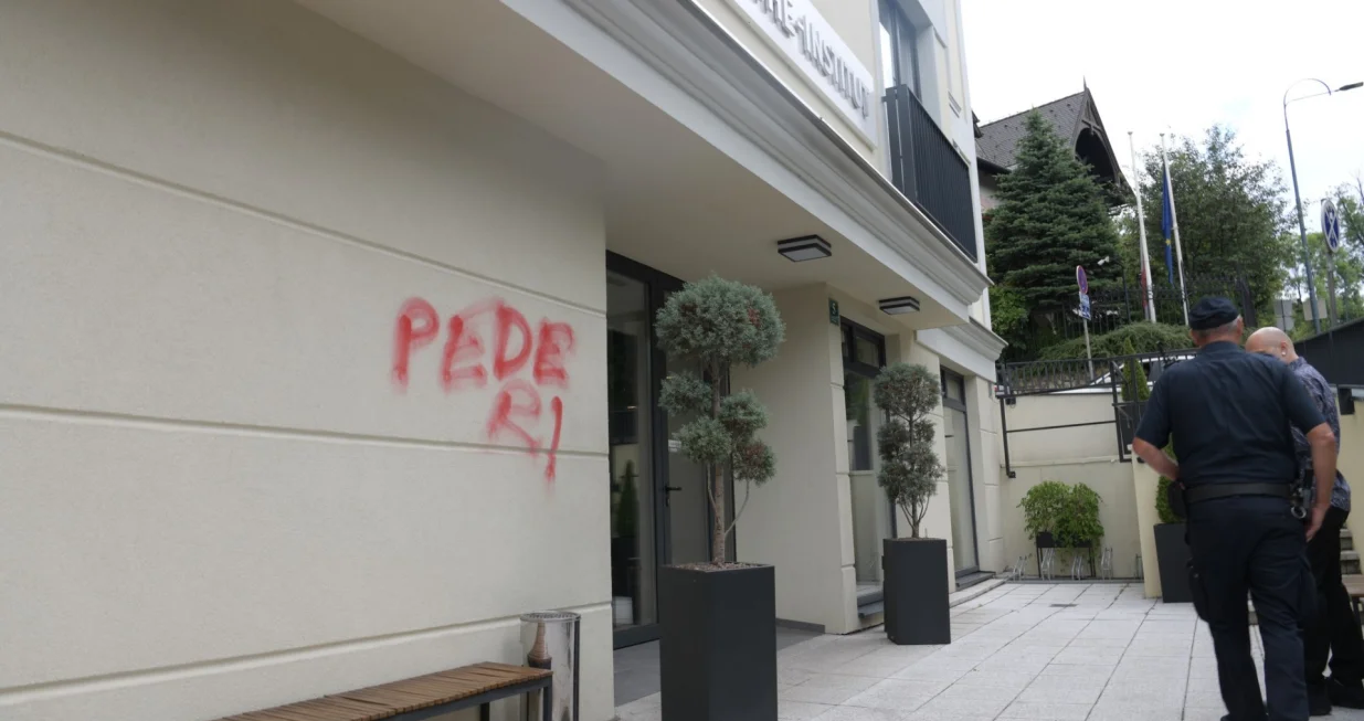 Uvredljive poruke na zgradi Goethe instituta, uslijedila reakcija Bh. povorke ponosa/Radio Slobodna Evropa