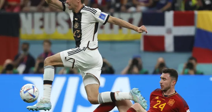 epa10333160 Aymeric Laporte (R) of Spain in action against Thomas Mueller of Germany during the FIFA World Cup 2022 group E soccer match between Spain and Germany at Al Bayt Stadium in Al Khor, Qatar, 27 November 2022. EPA/Ronald Wittek