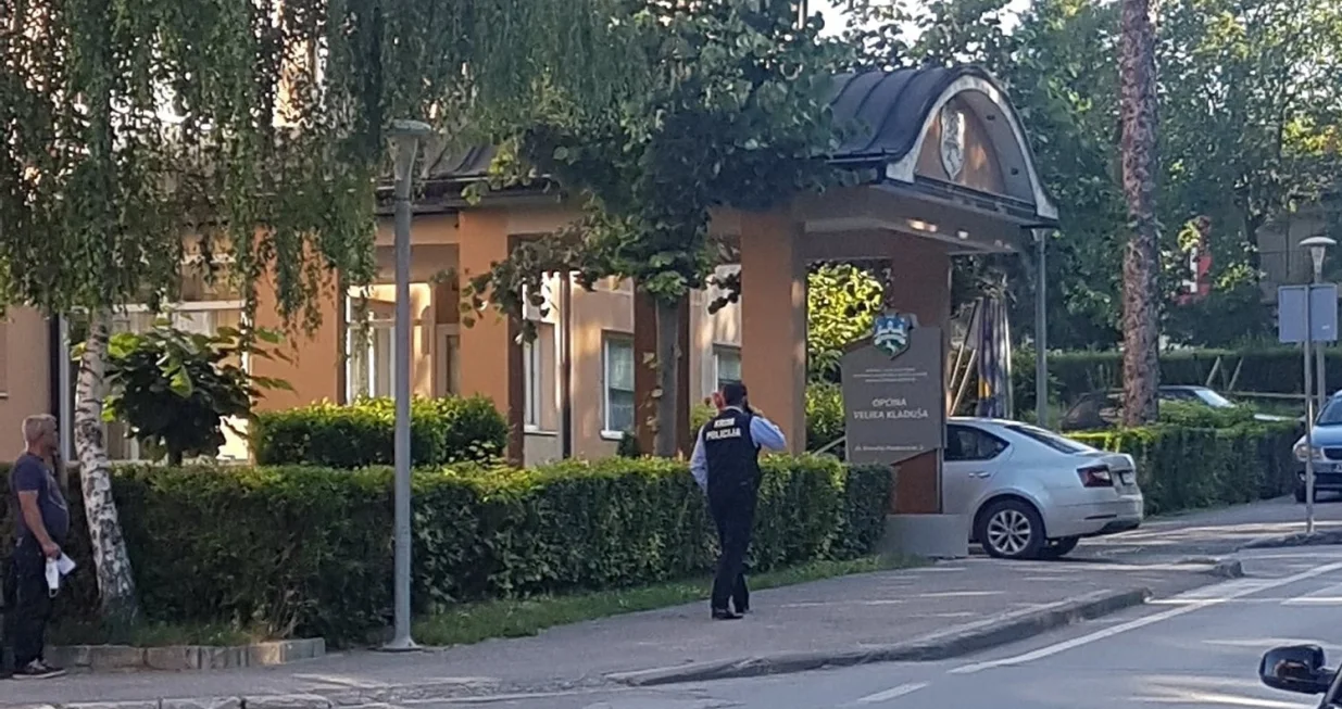 FUP ispred Općine Velika Kladuša/