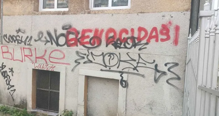 Grafit se pojavio na zidu zgrade koja se nalazi pored Ambasade Srbije/Nezavisne novine/
