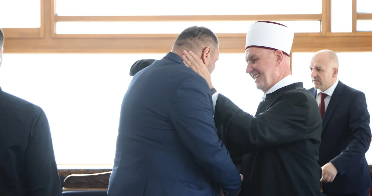 čestitanje kod reisa/Mina/Amel Emric