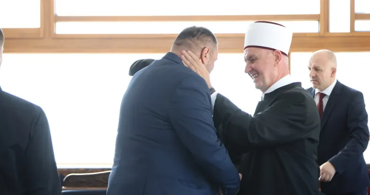 čestitanje kod reisa/Mina/Amel Emric