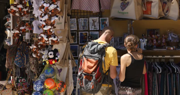 Turisti baščaršija ljeto kišobrani, lepeza, voda./Senad Gubelić