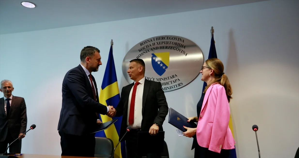 Vlasti Bosna i Hercegovina Kraljevine Švedske potpisale su danas sporazum o provedbi projekta izgradnje viznog kapaciteta, koji će pomoći usklađivanju viznog procesa BiH sa pravnom tečevinom Evropske unije. U tom kontekstu u Sarajevu je danas održan sastanak na visokom nivou delegacija BiH i Švedske. Sastanku u zgradi Parlamentarne skuštine BiH prisustvovali su ministar sigurnosti Nenad Nešić, ministar vanjskih poslova Elmedin Konaković, ambasadorica Švedske u BiH Helena Lagerlof i ambasador za migracije i povratak Ministarstva v poslova Švedske Jorgen Lindstrom./Anadolija