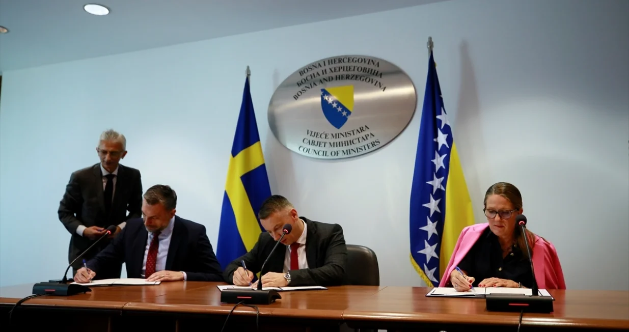 Vlasti Bosna i Hercegovina Kraljevine &Scaron;vedske potpisale su danas sporazum o provedbi projekta izgradnje viznog kapaciteta, koji će pomoći usklađivanju viznog procesa BiH sa pravnom tečevinom Evropske unije. U tom kontekstu u Sarajevu je danas održan sastanak na visokom nivou delegacija BiH i &Scaron;vedske. Sastanku u zgradi Parlamentarne sku&scaron;tine BiH prisustvovali su ministar sigurnosti Nenad Ne&scaron;ić, ministar vanjskih poslova Elmedin Konaković, ambasadorica &Scaron;vedske u BiH Helena Lagerlof i ambasador za migracije i povratak Ministarstva v poslova &Scaron;vedske Jorgen Lindstrom./Anadolija