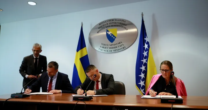 Vlasti Bosna i Hercegovina Kraljevine &Scaron;vedske potpisale su danas sporazum o provedbi projekta izgradnje viznog kapaciteta, koji će pomoći usklađivanju viznog procesa BiH sa pravnom tečevinom Evropske unije. U tom kontekstu u Sarajevu je danas održan sastanak na visokom nivou delegacija BiH i &Scaron;vedske. Sastanku u zgradi Parlamentarne sku&scaron;tine BiH prisustvovali su ministar sigurnosti Nenad Ne&scaron;ić, ministar vanjskih poslova Elmedin Konaković, ambasadorica &Scaron;vedske u BiH Helena Lagerlof i ambasador za migracije i povratak Ministarstva v poslova &Scaron;vedske Jorgen Lindstrom./Anadolija