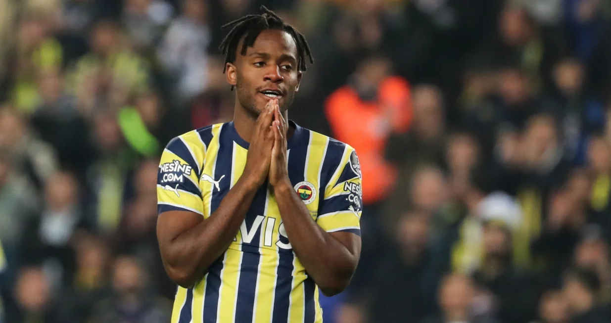 epa10396054 Michy Batshuayi of Fenerbahce reacts during the Turkish Super League soccer derby match between Fenerbahce and Galatasaray in Istanbul, Turkey, 08 January 2023. EPA/ERDEM SAHIN