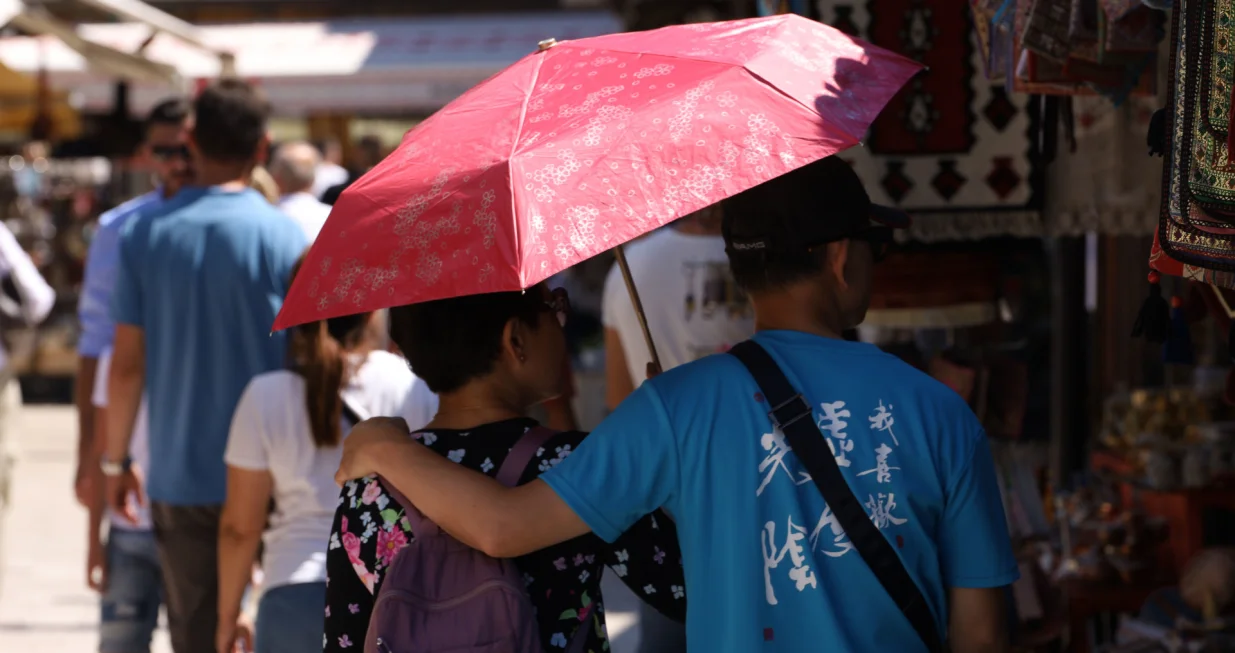 Turisti baščaršija ljeto kišobrani, lepeza, voda./Senad Gubelić