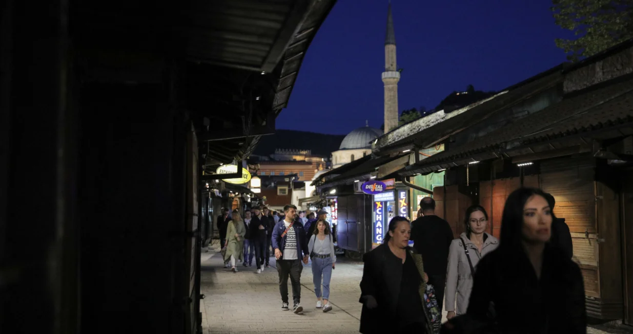 Sarajevo, Bosna i Hercegovina - 06. maj 2021:  Ulice Sarajeva, glavnog grada Bosne i Hercegovine, nakon pomjeranja policijskog sata, uvedenog u cilju suzbijanja širenja novog koronavirusa, večeras su bile pune građana. (Elman Omic - Anadolu Agency)/Elman Omic