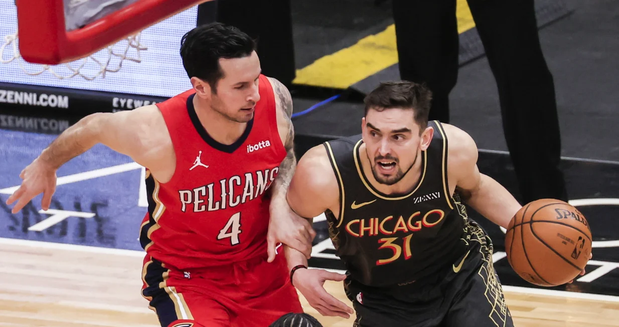 epa09002674 Chicago Bulls guard Tomas Satoransky of the Czech Republic (R) drives on New Orleans Pelicans guard JJ Redick (L) during the NBA basketball game between the New Orleans Pelicans and the Chicago Bulls at the United Center in Chicago, Illinois, USA, 10 February 2021. EPA/TANNEN MAURY SHUTTERSTOCK OUT