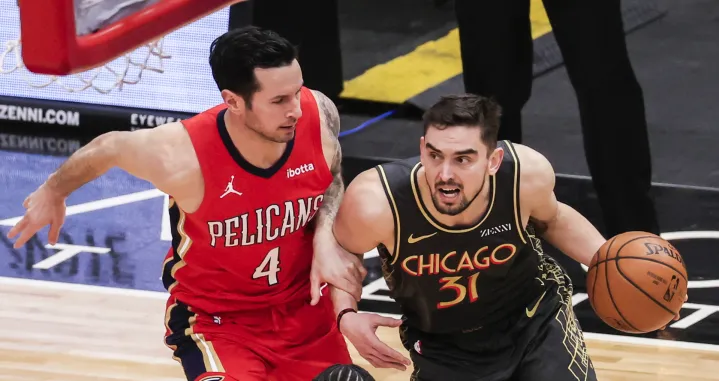 epa09002674 Chicago Bulls guard Tomas Satoransky of the Czech Republic (R) drives on New Orleans Pelicans guard JJ Redick (L) during the NBA basketball game between the New Orleans Pelicans and the Chicago Bulls at the United Center in Chicago, Illinois, USA, 10 February 2021. EPA/TANNEN MAURY SHUTTERSTOCK OUT