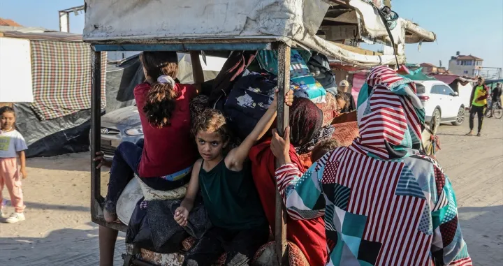 Stotine Palestinaca u petak je počelo da napušta oblast Al-Mawasi na zapadu Rafaha, nakon još jednog smrtonosnog izraelskog napada na tom području/Anadolija