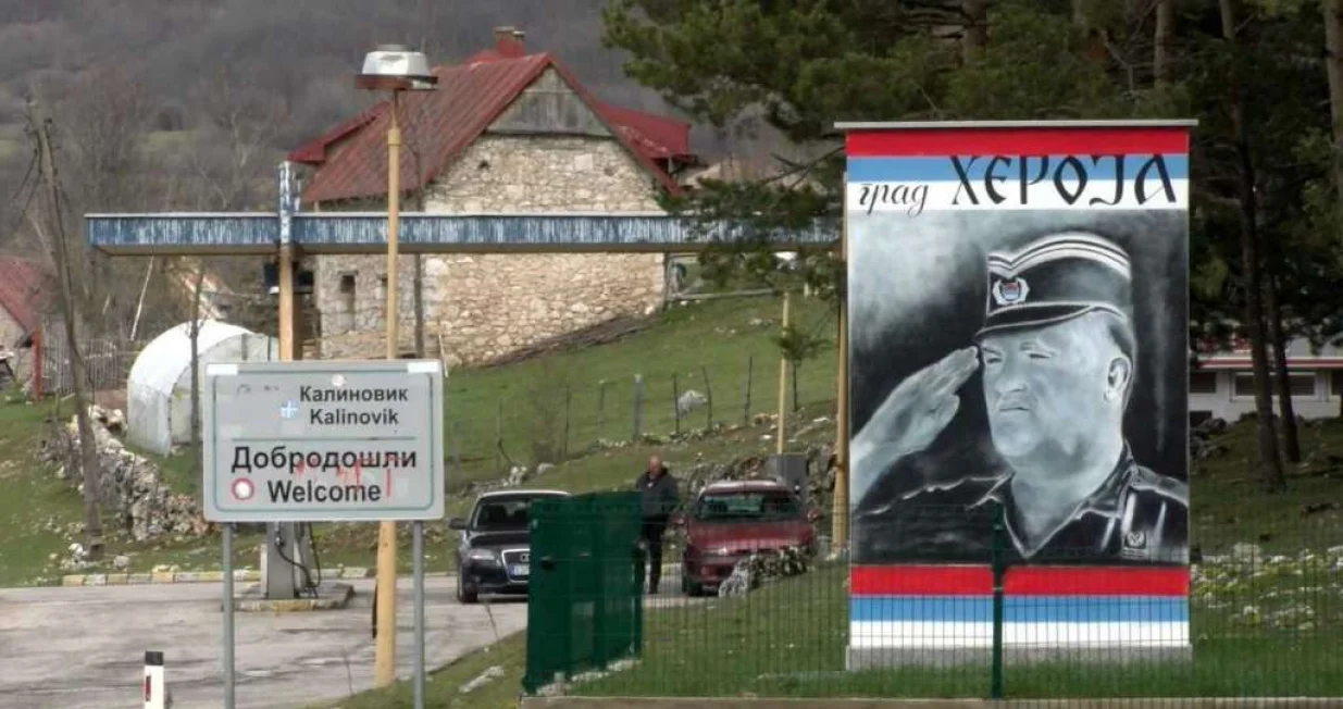 Op&scaron;tina Kalinovik, "grad heroja" - mural Ratku Mladiću/Fena