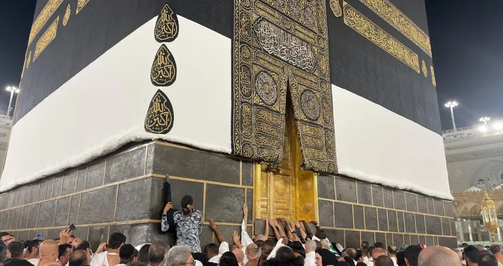 Više od dva miliona muslimana, koji trenutno borave na svetim mjestima u Saudijskoj Arabiji povodom obreda hadža, upotpunili su svoje obrede i zvanično postali hadžije/Anadolija