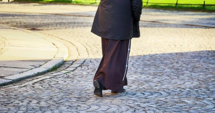 Sveštenik groblja obilazi na svojstven način /Shutterstock