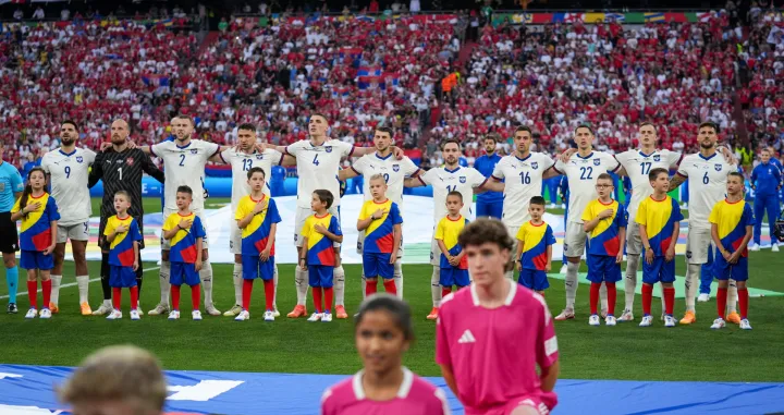 Fudbalska reprezentacija SrbijeSrbijaMinhen, NjemaДЌka - 25. jun 2024: IgraДЌi se postrojavaju uoДЌi fudbalske utakmice grupe C UEFA EURO 2024 izmeД'u Danske i Srbije na Allianz Areni u Minhenu. (Mahmut Serdar AlakuЕџ - Anadolu Agency)
