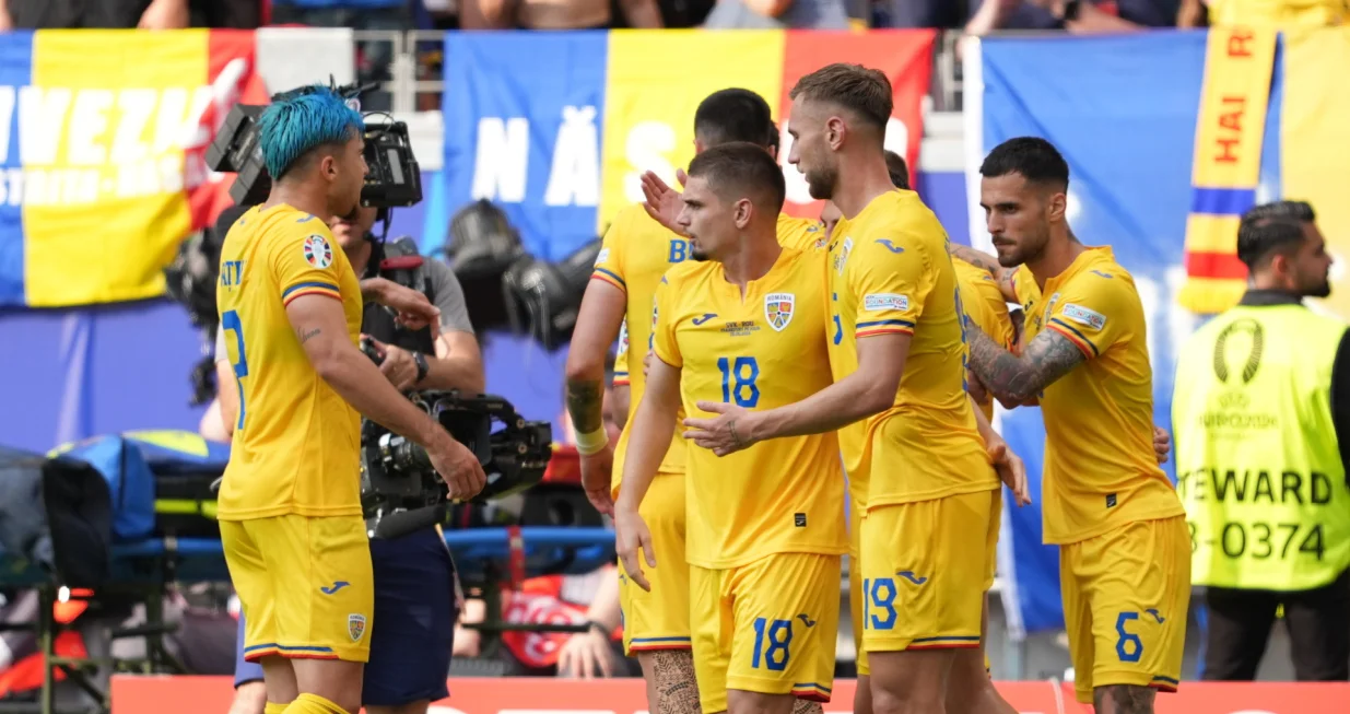 Frankfurt, NjemaДЌka - 26. jun 2024: Razvan Marin (18) iz Rumunije slavi sa svojim saigraДЌima nakon ЕЎto je postigao gol iz penala tokom fudbalske utakmice grupe E UEFA Eura 2024. izmeД'u SlovaДЌke i Rumunije u Frankfurtskoj areni u Frankfurtu. (Mahmut Serdar AlakuЕџ - Anadolu Agency)