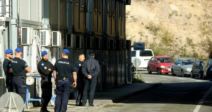 epa10279183 Police officers of European Union Rule of Law Mission in Kosovo (EULEX) observe the vehicles crossing the Jarinje border crossing between Kosovo and Serbia at Jarinje, Kosovo, 01 November 2022. The Government of Kosovo will begin implementing a plan to eliminate the usage of Serbian car license plates. All owners of vehicles with Serbian number plates are warned and requested to visit any of the Vehicle Registration Centers and register their vehicles with RKS license plates. In the Serbian community of Kosovo, the RKS license plates are seen as unacceptable as they suggest the recognition of independence of the Republic of Kosovo. EPA/DJORDJE SAVIC/Djordje Savic