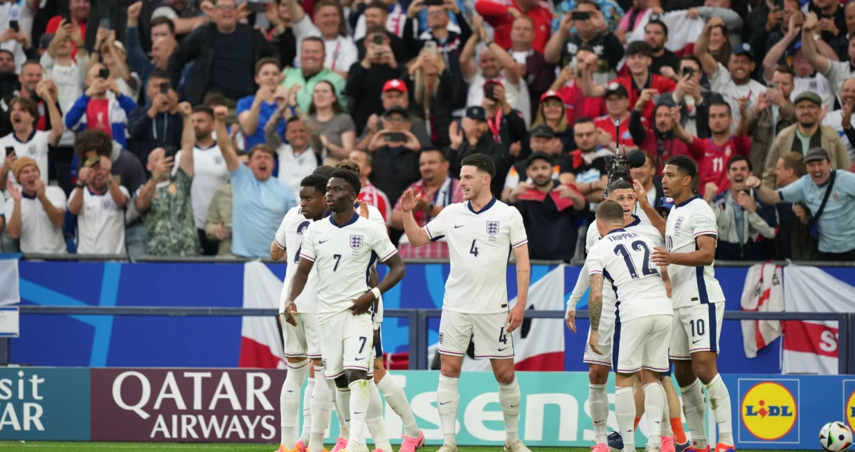 GELSENKIRCHEN, GERMANY - 16. jun 2024: Fudbaleri Engleske slave nakon ЕЎto su postigli gol na Evropskom fudbalskom prvenstvu 2024. (EURO 2024) grupe C izmeД'u Srbije i Engleske u Veltins-Areni u Gelsenkirhenu. (Emin Sansar - Anadolu Agency)