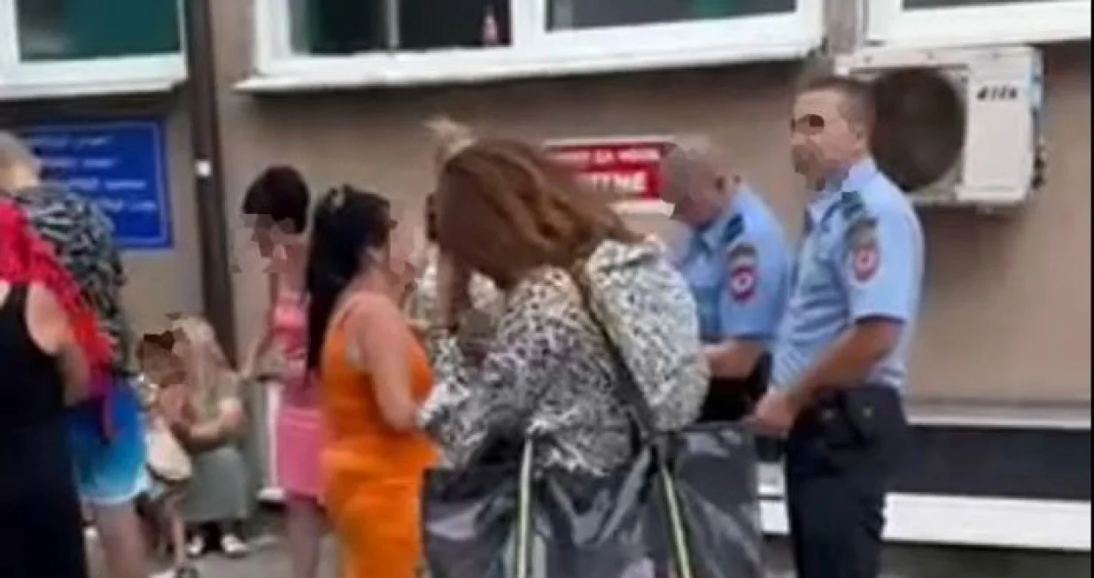 bazen doboj djeca s roditeljima ispred bolnice/Dobojski.info/