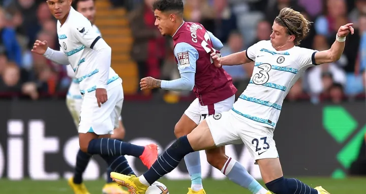 epa10247304 Aston Villa's Philippe Coutinho (C) in action against Chelsea's Conor Gallagher (R) during the English Premier League soccer match between Aston Villa and Chelsea FC in Birmingham, Britain, 16 October 2022. EPA/VINCE MIGNOTT EDITORIAL USE ONLY. No use with unauthorized audio, video, data, fixture lists, club/league logos or 'live' services. Online in-match use limited to 120 images, no video emulation. No use in betting, games or single club/league/player publications