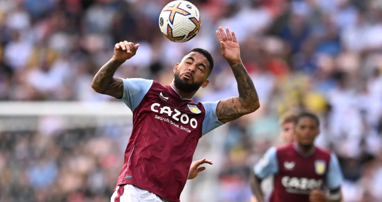 epa10075701 Douglas Luiz of Aston Villa in action during the preseason friendly soccer match between Aston Villa and Leeds United at Suncorp Stadium in Brisbane, Australia, 17 April 2022. EPA/DARREN ENGLAND AUSTRALIA AND NEW ZEALAND OUT