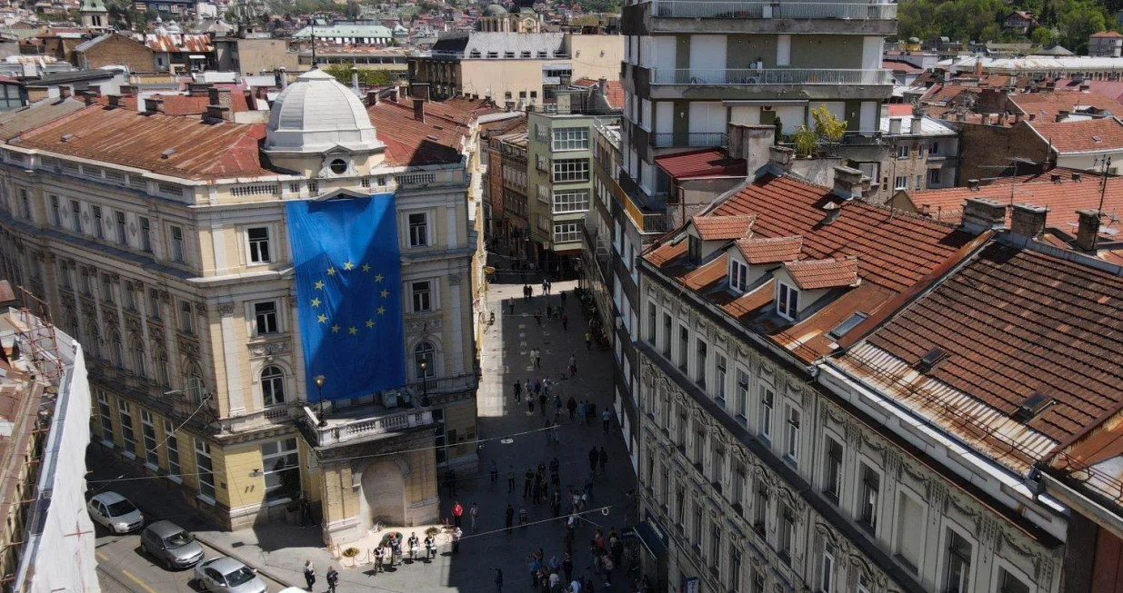 Najava koncerta "Oduvijek u srcu Evope", Dan Evrope, Sarajevo (Vječna vatra, ulica Maršala Tita, Titova ulica, zastava EU)/Euinfo