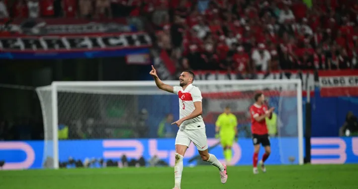 Lajpcig, NjemaДЌka - 2. jul 2024: Merih Demiral (3) iz Turske slavi nakon ЕЎto je postigao svoj drugi gol u utakmici osmine finala UEFA EURO 2024 izmeД'u Austrije i Turske na fudbalskom stadionu Leipzig u Lajpcigu. (OДџuz Yeter - Anadolu Agency)