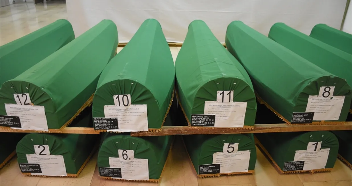 Tabuti sa srebreničkim žrtvama, dženaza 11. juli 2024. godine/Anadolija/