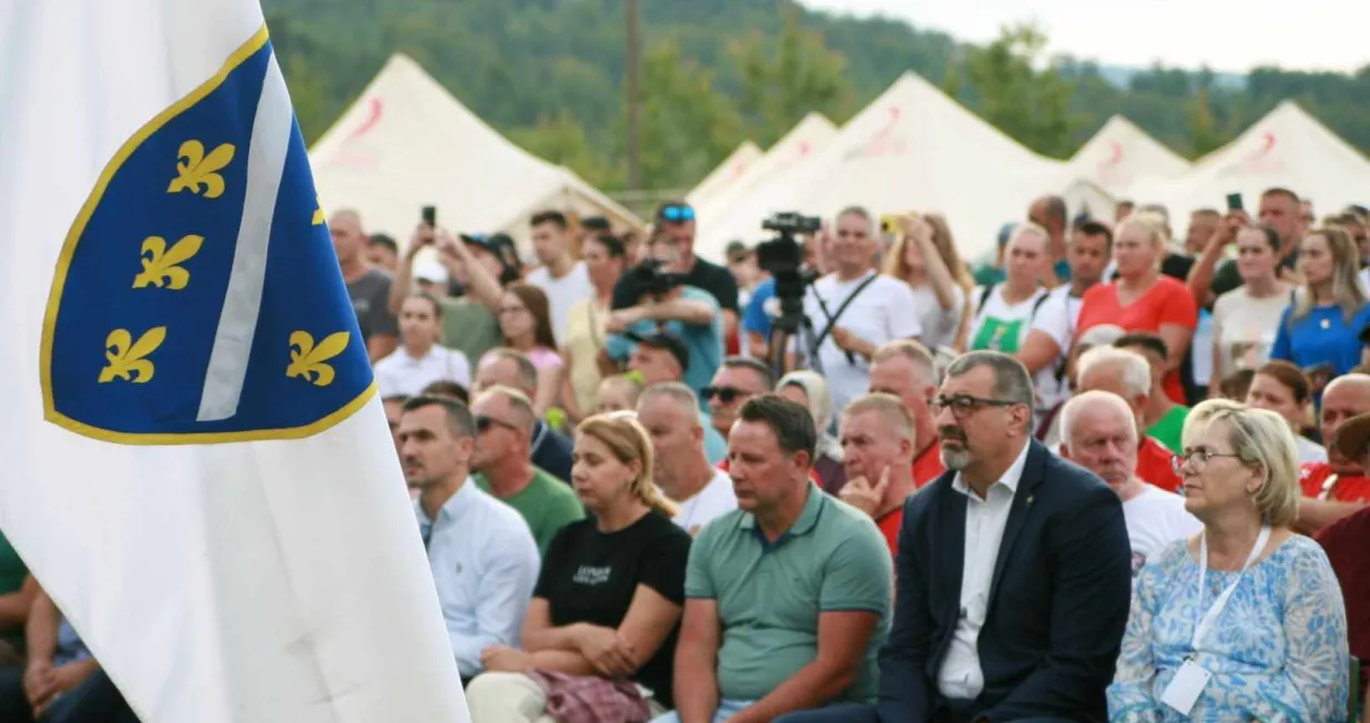 Okupljanje u Nezuku/ Damir Deljo/