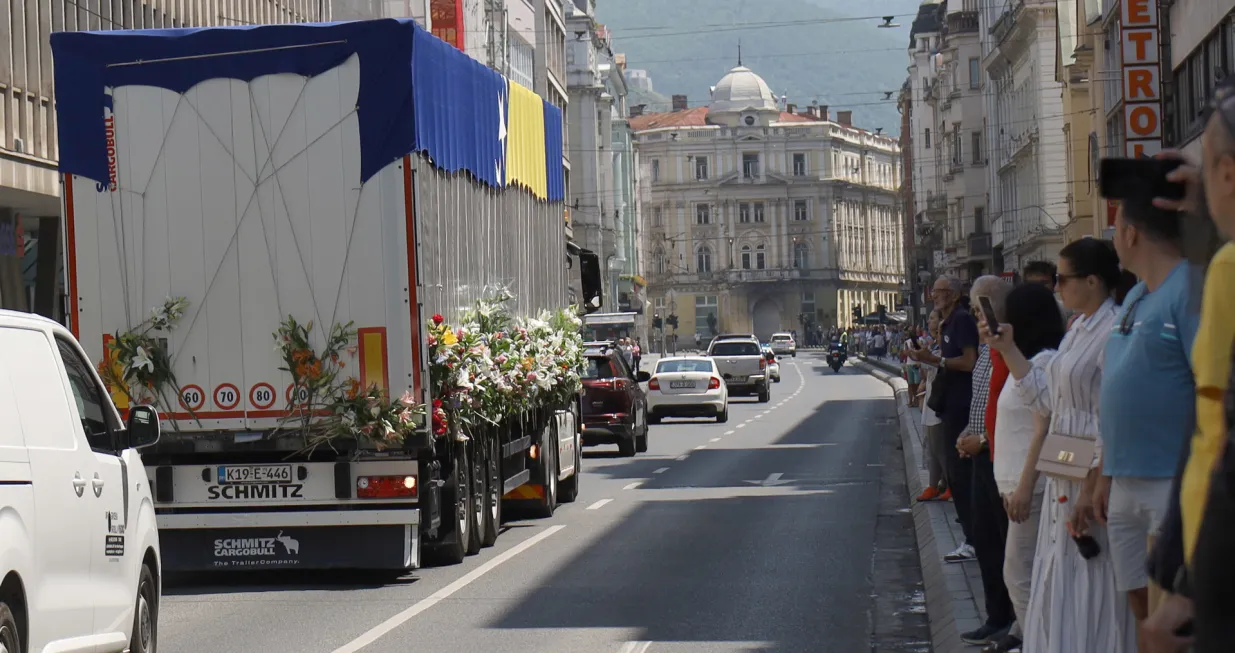 Obilježavanje 28. godišnjice genocida u Srebrenici, Zaustavljanje kamiona sa tabutima ispred zgrade Predsjedništva BiH, Spomenika ubijenoj djeci Sarajeva, Titova/Senad Gubelić