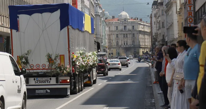Obilježavanje 28. godišnjice genocida u Srebrenici, Zaustavljanje kamiona sa tabutima ispred zgrade Predsjedništva BiH, Spomenika ubijenoj djeci Sarajeva, Titova/Senad Gubelić