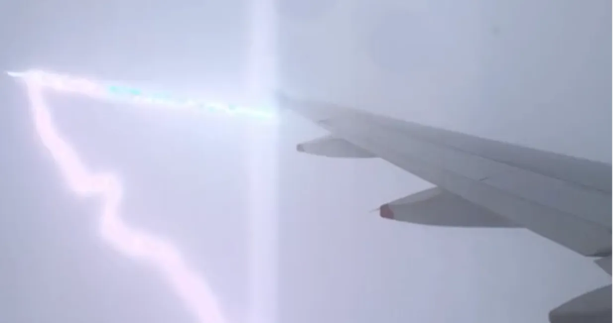 avion udarila munja/