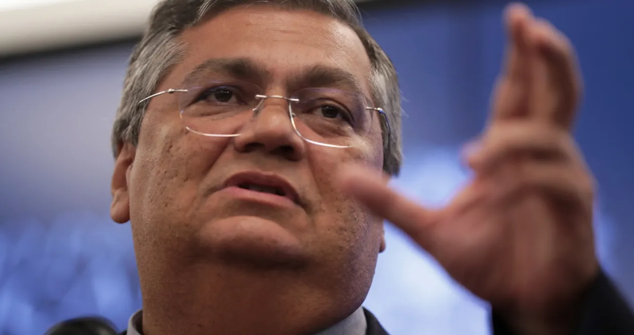 epa10397110 Minister of Justice of Brazil Flavio Dino speaks during a press conference to report on actions to punish those responsible for and involved in the attacks on the headquarters of Congress, the Supreme Court and the Presidency of Brazil, in Brasilia, Brazil, 09 January 2023. At least 300 supporters of former Brazilian President Jair Bolsonaro were arrested on 08 january for invading and destroying the headquarters of Congress, the Presidency and the Supreme Court, in an attempted try to overthrow President Luiz Inacio Lula da Silva, official sources reported. EPA/ANDRE COELHO/Andre Coelho