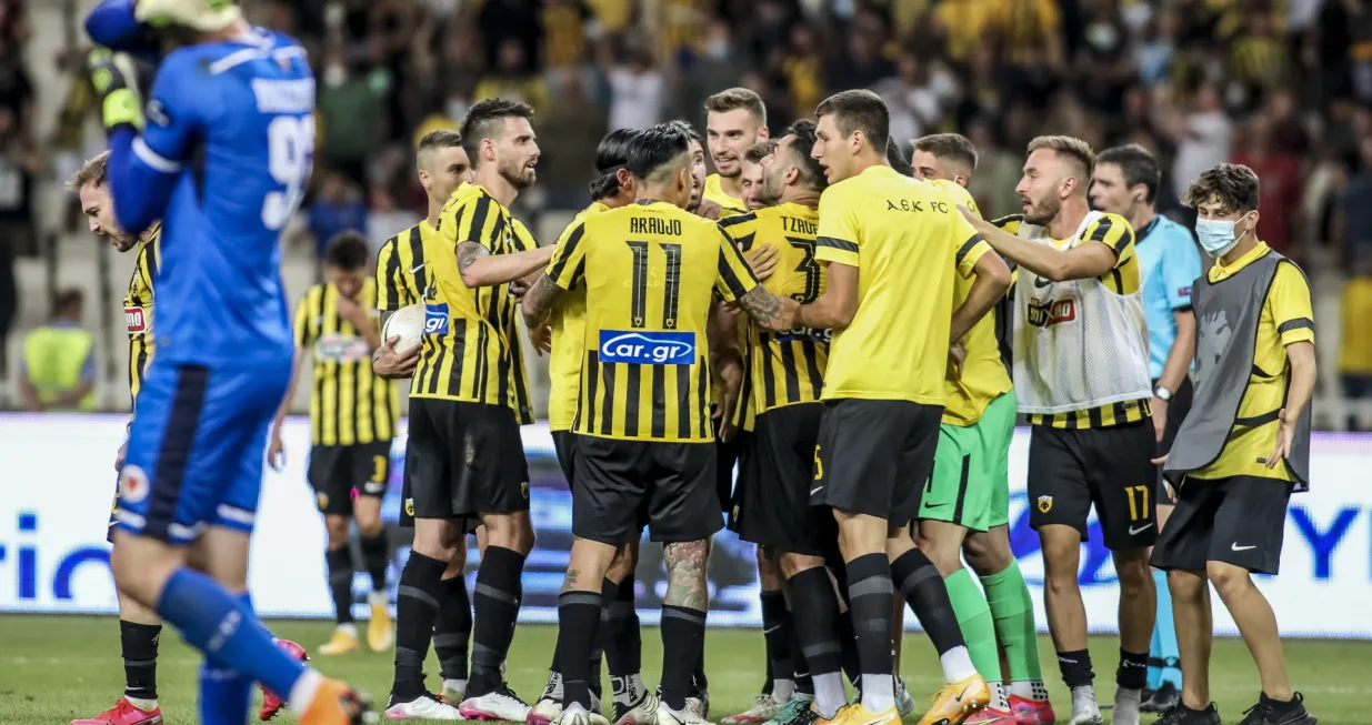 epa09377562 AEK players celebrate their 1-0 lead during the UEFA Conference League second qualifying round, second leg soccer match between AEK Athens and Velez Mostar in Athens, Greece, 29 July 2021. EPA/PANAGIOTIS MOSCHANDREOU