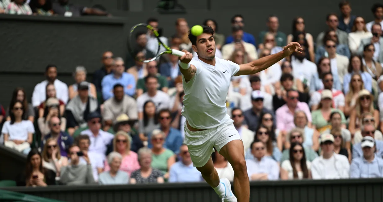 London, Ujedinjeno Kraljevstvo - 1. jul 2024: Španski teniser Carlos Alcaraz (na fotografiji) pobjedom i prolazom u drugo kolo započeo je ovogodišnji nastup na Wimbledonu, turniru kojeg je prošle godine osvojio. Branilac titule na Wimbledonu i trenutno treći teniser svijeta Alcaraz je u prvom kolu sa 3:0 u setovima savladao 269. igrača svijeta Marka Lajala iz Estonije. Iako je Estonac pružio zapažen otpor, Alcaraz je slavio pobjedu, rezultatom 7:6, 7:5 i 6:2, a meč je trajao dva sata i 22 minute. (Stringer - Anadolu Agency)