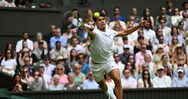 London, Ujedinjeno Kraljevstvo - 1. jul 2024: Španski teniser Carlos Alcaraz (na fotografiji) pobjedom i prolazom u drugo kolo započeo je ovogodišnji nastup na Wimbledonu, turniru kojeg je prošle godine osvojio. Branilac titule na Wimbledonu i trenutno treći teniser svijeta Alcaraz je u prvom kolu sa 3:0 u setovima savladao 269. igrača svijeta Marka Lajala iz Estonije. Iako je Estonac pružio zapažen otpor, Alcaraz je slavio pobjedu, rezultatom 7:6, 7:5 i 6:2, a meč je trajao dva sata i 22 minute. (Stringer - Anadolu Agency)