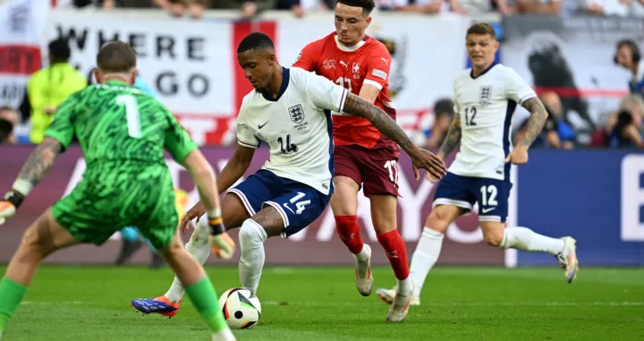 Dizeldorf, Njemačka - 6. jul 2024: Ezri Konsa (14) iz Engleske i Ruben Vargas (D2) iz Švicarske tokom četvrtfinalne fudbalske utakmice UEFA Eura 2024 između Engleske i Švicarske u Duesseldorf Areni u Dizeldorfu. (Hesham Elsherif - Anadolu Agency)