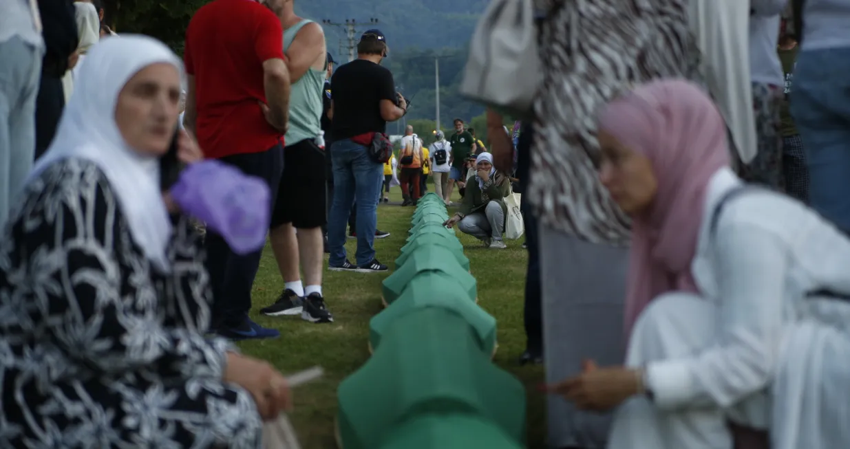 Tabuti 14 žrtava genocida u Srebrenici preneseni na rukama iz Fabrike akumulatora do Musale/Damir Deljo
