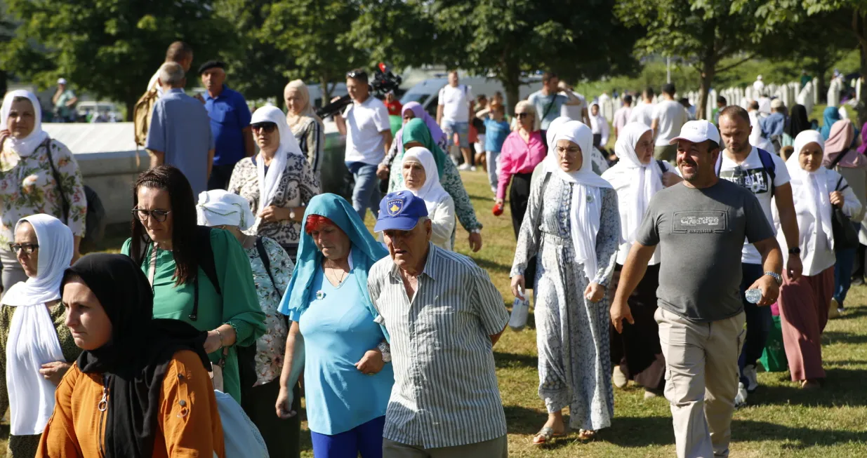 Okupljanje porodica i građana u Potočarima, genocid u Srebrenici, Srebrenica, 29. godišnjica, dženaza/Damir Deljo/Damir Deljo