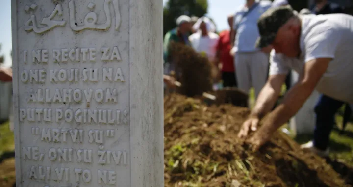 srebrenica potočari no&scaron;enje tabuta i ukop/Damir Deljo/Damir Deljo